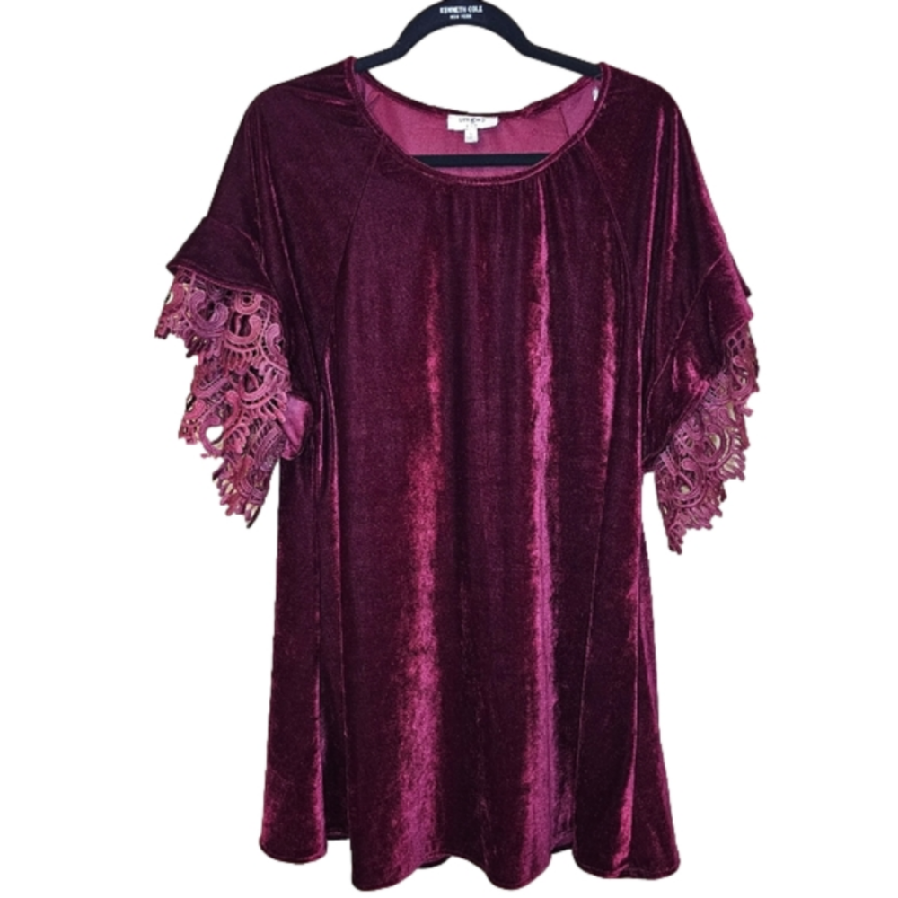 Umgee Burgundy Velvet shift dress with lace sleeve detail Size Small